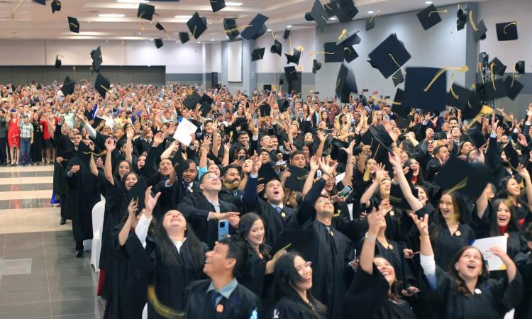 La UNAH entregó títulos a 9 500 nuevos profesionales en 2025