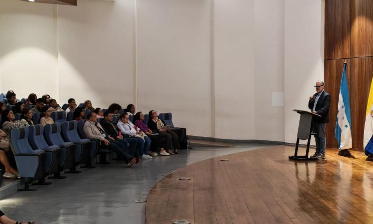 Docente de Universidad de Texas: Políticas antiinmigrantes de EE UU profundizan la ansiedad y la depresión