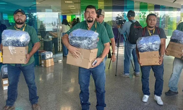 UNAH entrega kits de uniformes a personal de Servicios Generales