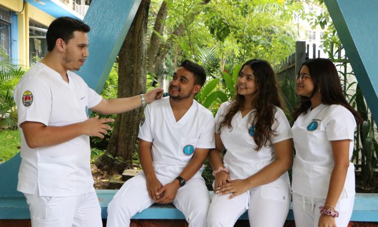 Nuevo plan de estudios de la Carrera de Medicina tendrá períodos trimestrales y reducirá su duración a siete años 