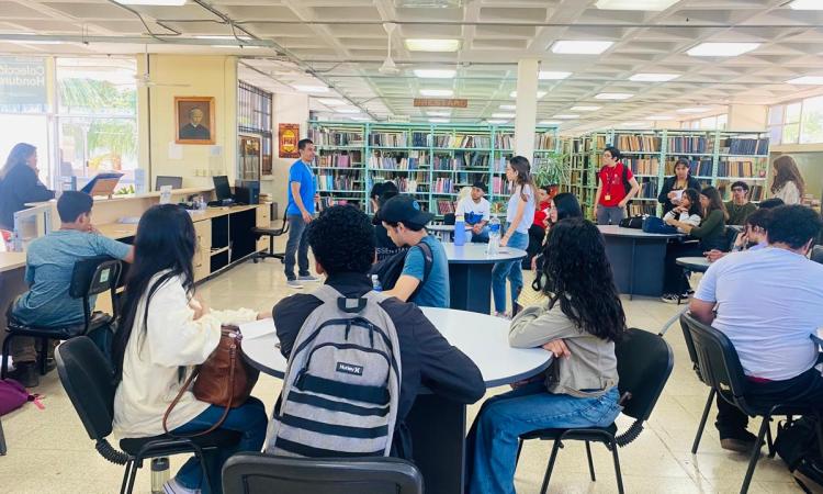 Visita guiada a la Biblioteca Central fortalece el aprendizaje de estudiantes de Español General
