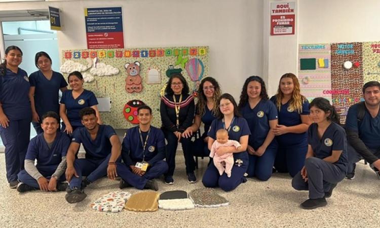 Futuros terapeutas funcionales elaboran tableros sensoriales para fortalecer la rehabilitación en zonas rurales