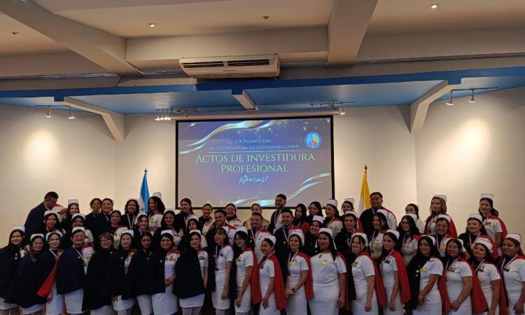 Entre orgullo y vocación, 53 nuevos profesionales de Enfermería dan el “paso a la luz”