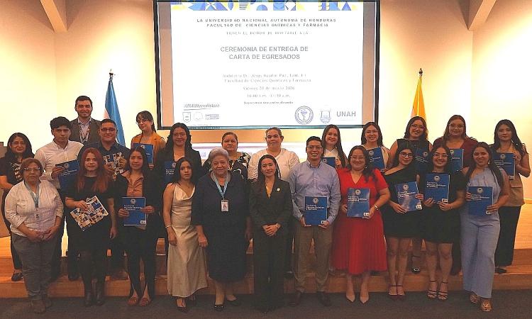UNAH entrega cartas de egresado a 18 nuevos profesionales de Ciencias Químicas y Farmacia