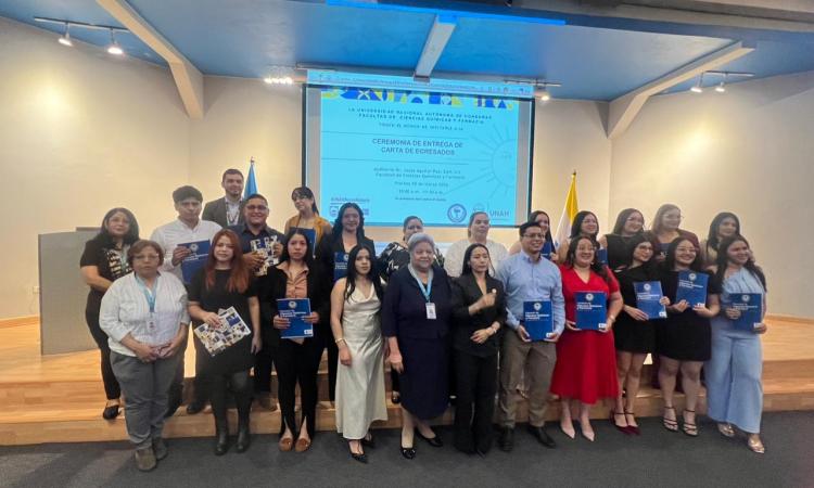 UNAH entrega cartas de egresado a 18 nuevos profesionales de Ciencias Químicas y Farmacia