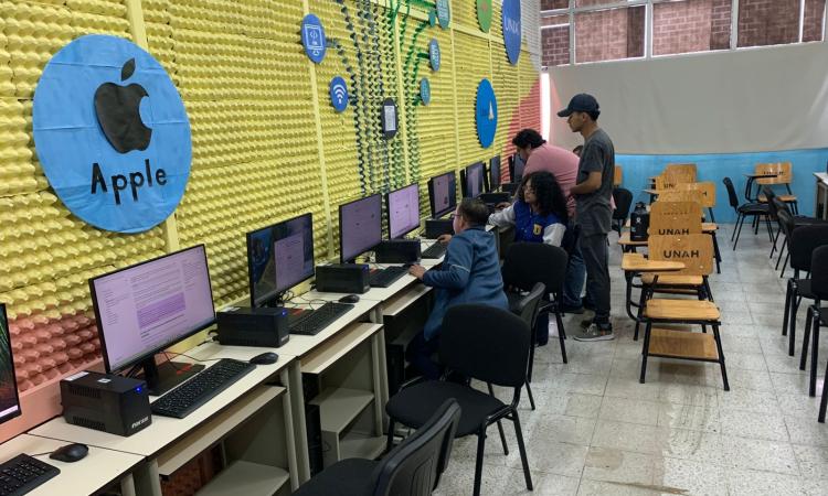 Estudiantes de UNAH Campus Comayagua crean supercomputadora impulsada con IA para aprendizaje de las matemáticas