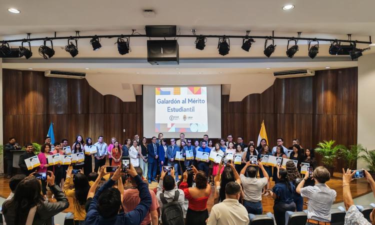 UNAH honra trayectoria estudiantil de 36 estudiantes previo a graduarse