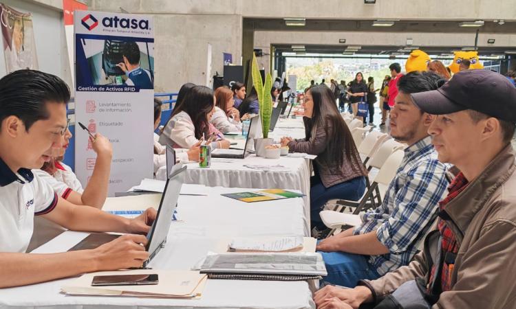 Egresados y migrantes retornados aplican a 350 plazas laborales en evento organizado en la UNAH