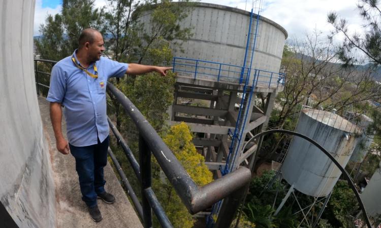 De las tuberías al aula: William Ochoa, el trabajador de la UNAH que convirtió el esfuerzo en título universitario