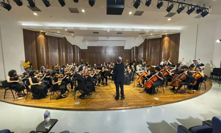 UNAH estrena su himno oficial Aspiro a la luz en histórica ceremonia de graduación