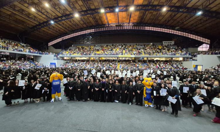 UNAH celebró la primera graduación del año con el estreno de su himno oficial "Aspiro a la luz"