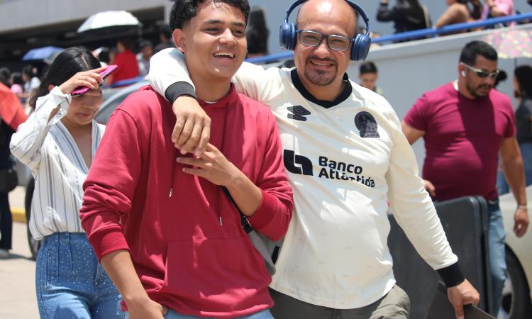 Padres de familia destacan esfuerzo y respaldo institucional en jornada de admisión de la UNAH