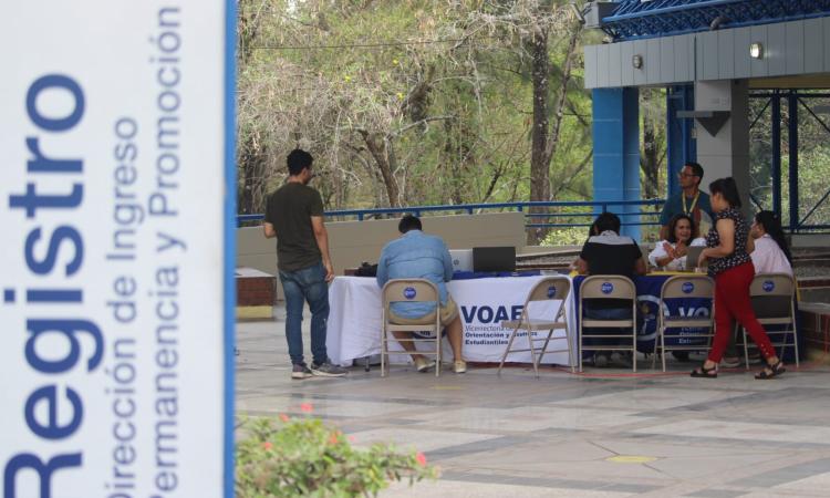 Instalan mesas informativas para orientar a los estudiantes sobre readmisión y prematrícula del II Pac 2026