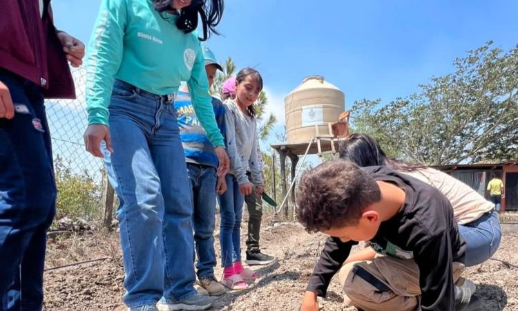 Voluntarios de la UNAH implementan huerto escolar en municipio de Choluteca 