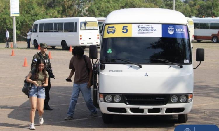 Miles de estudiantes de la UNAH llegan a clases en el primer día gracias al transporte universitario gratuito