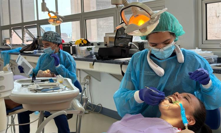 Residentes de la primera promoción del Posgrado en Periodoncia e Implantología ya ofrecen atención clínica en la UNAH a bajos costos