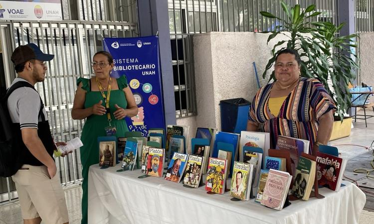 Sistema Bibliotecario celebra el Día Nacional de la Poesía con Feria del Libro