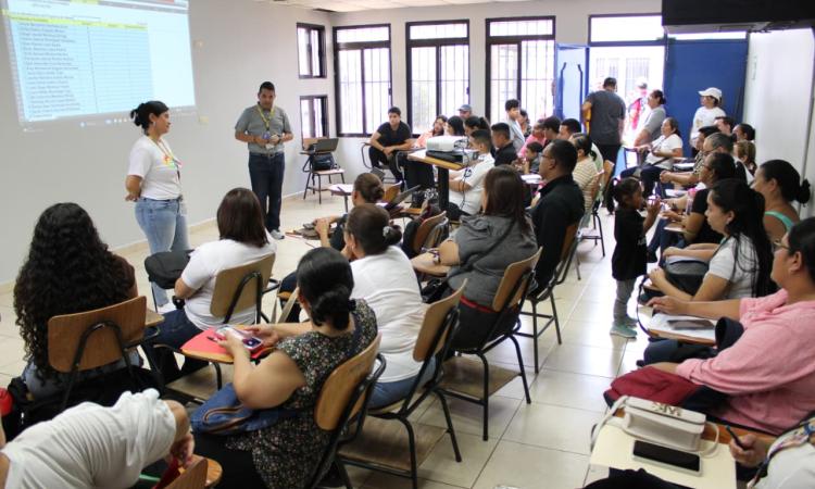 UNAH y Apoautis desarrollan proyecto acuático para fortalecer habilidades en niños con autismo