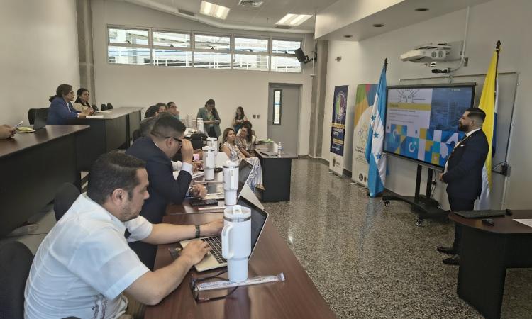 Maestría en Didáctica de Lenguas presenta rediseño de su plan de estudios ante la JDU