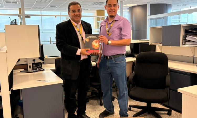 Director de la JDU dona libros especializados para fortalecer la formación académica de los estudiantes de Ingeniería y Ciencias