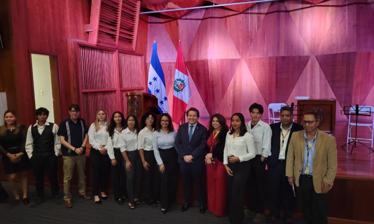 Claustro de docentes de Humanidades y Artes reconoce la trayectoria del cónsul peruano en Honduras