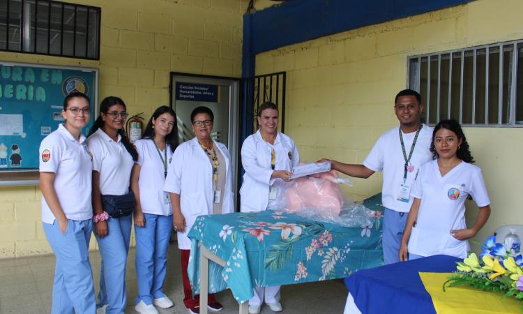 Carrera de Enfermería de UNAH El Paraíso recibe moderno fantoma para prácticas obstétricas