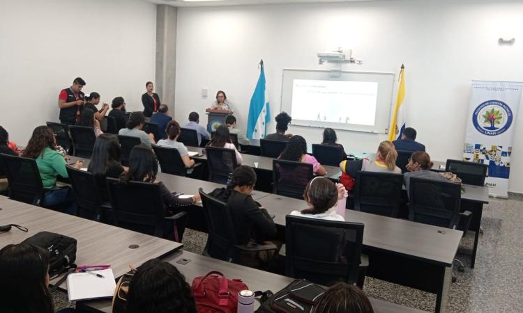 Facultad de Ciencias Sociales analiza los desafíos de la movilidad humana junto a experto mexicano