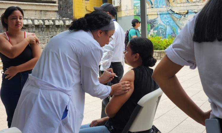 Realizan jornada integral de salud con vacunación y prevención del consumo de tabaco