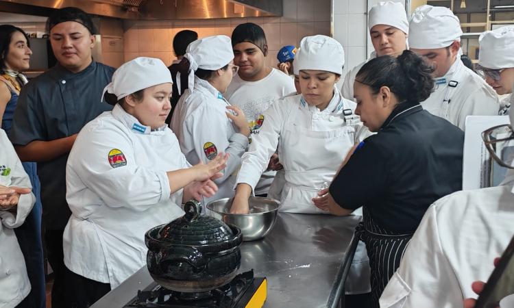 Estudiantes del TUAB-UNAH reciben taller de cocina japonesa tradicional