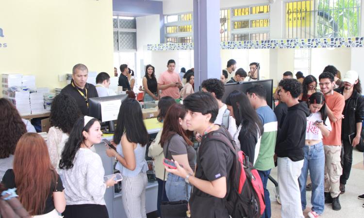 Apoyo para compra de material educativo incrementa su cobertura y beneficia a 11,700 estudiantes de la UNAH
