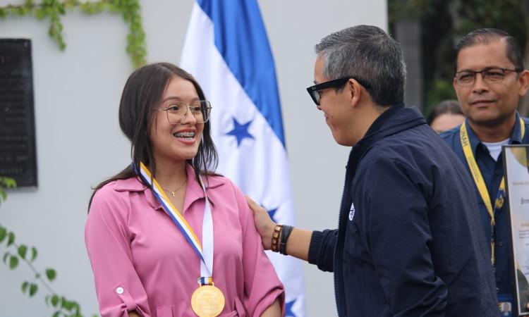 UNAH conmemora Día del Estudiante reconociendo a los universitarios con los mejores índices académicos