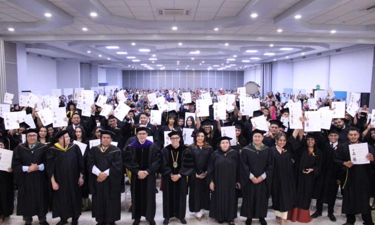 UNAH Campus Comayagua incorpora 118 nuevos profesionales al país, más de la mitad con mención honorífica