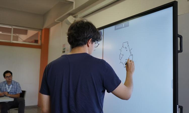 Académico de la UNAM fortalece investigación y formación de jóvenes talentos en la UNAH