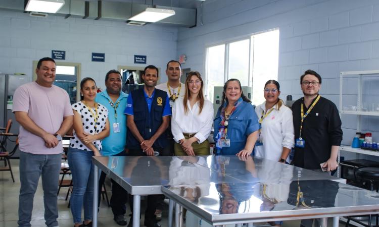 Embajada de Francia visita proyectos de innovación alimentaria y bioplásticos en UNAH Campus El Paraíso