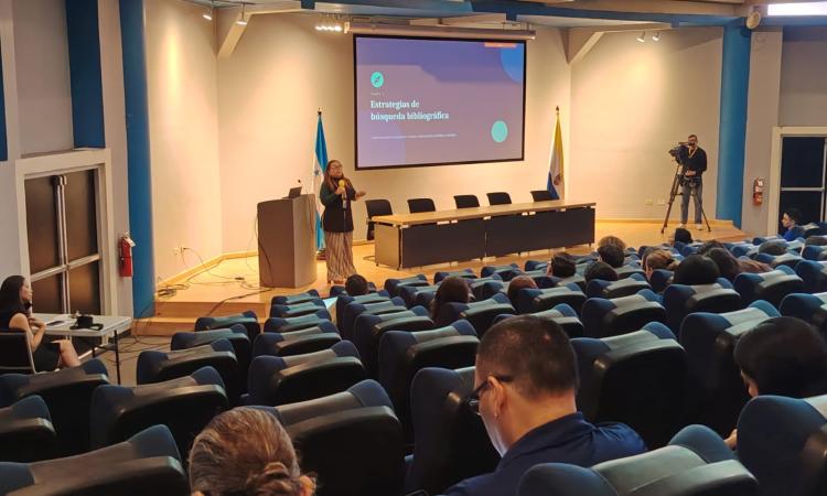 Facultad de Ciencias Químicas y Farmacia fortalece competencias investigativas con conferencia especializada