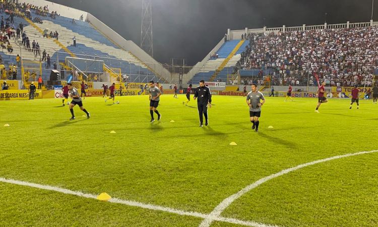 Docente de la UNAH es parte del éxito de terna arbitral hondureña en el Mundial 2026