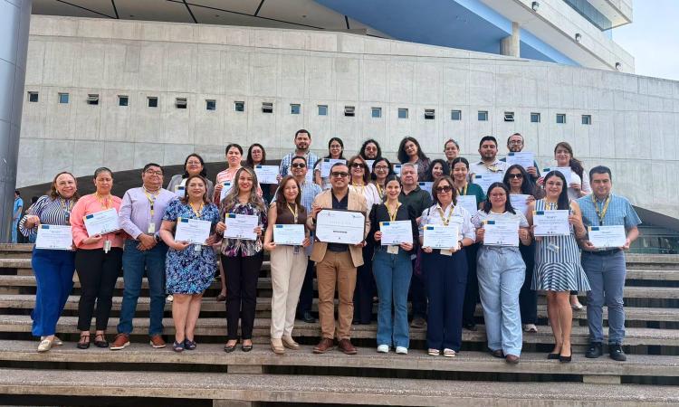 Carrera de Microbiología recibe acreditación internacional y anuncia nuevo plan de estudios