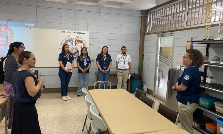 Pares evaluadores recorren instalaciones de la UNAH como parte del proceso de acreditación de Psicología