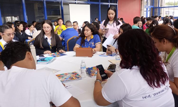 VOAE realiza taller de formación a estudiantes beneficiarios del Sistema de Becas UNAH