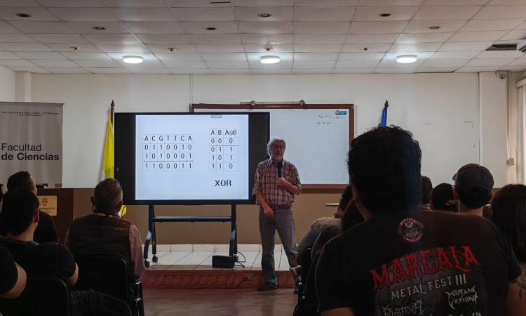 Fractales y ADN: la conferencia que acercó las matemáticas a la biología en la UNAH