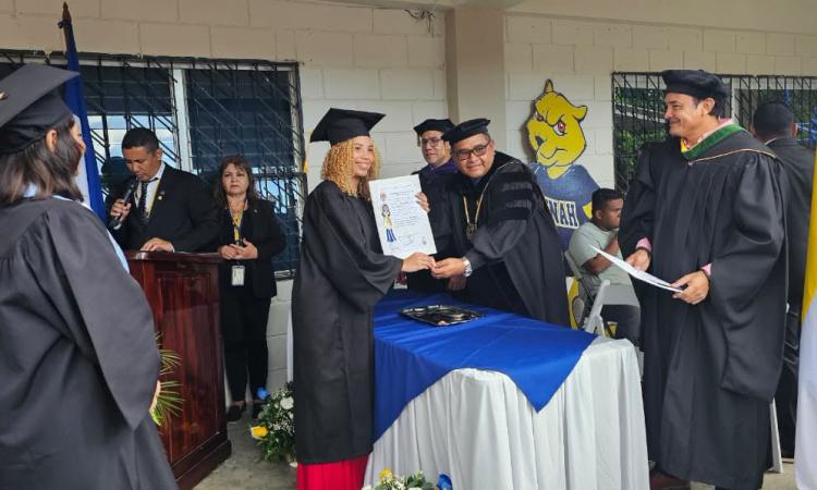 Graduación: 55 nuevos profesionales entrega al país UNAH Campus Yoro 