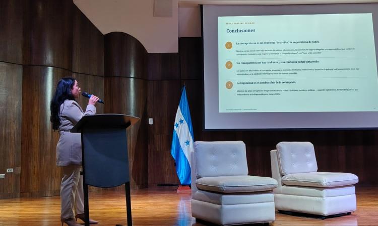 Carrera de Administración Aduanera organizó charla sobre corrupción y deberes de los funcionarios públicos
