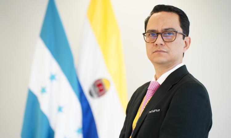 Ricardo Matamoros asume en propiedad la Vicerrectoría de Relaciones Internacionales de la UNAH