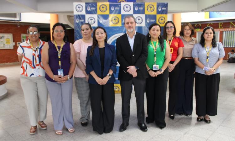 Facultad de Ciencias Químicas y Farmacia fortalece su proceso de acreditación con visita de agencia chilena
