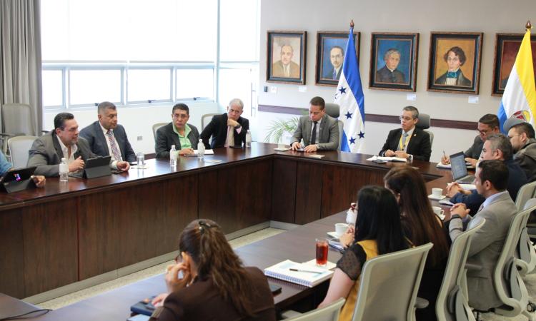 UNAH y Banadesa unen esfuerzos para convertir las ideas de los estudiantes en emprendimientos