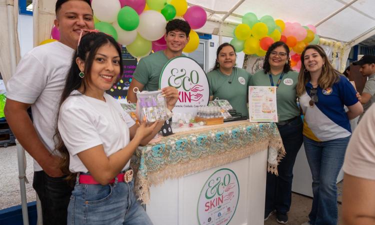 Más de 340 estudiantes exhibieron sus proyectos en la Feria de Emprendimiento UNAH 2026