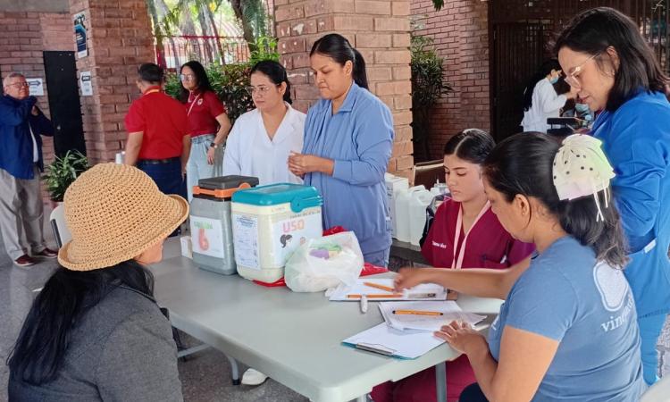 Realizan brigada de vacunación y prevención del cáncer cervicouterino en la Clínica Lucem Aspicio