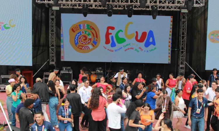 Aplausos, baile y tradición marcaron la segunda jornada del FICCUA 2026 en el Anfiteatro del CISE