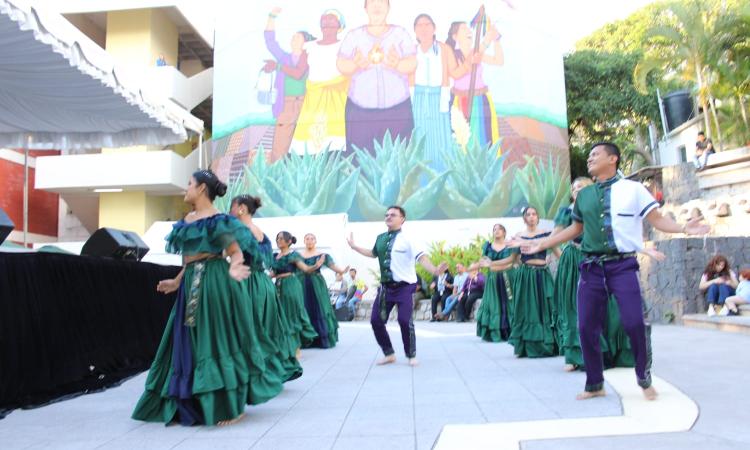 Folclor nacional y arte como herramienta social destacaron en la Plaza de las Cuatro Culturas