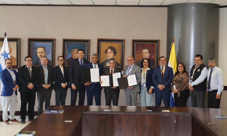 UNAH firma protocolos con dos universidades de Panamá